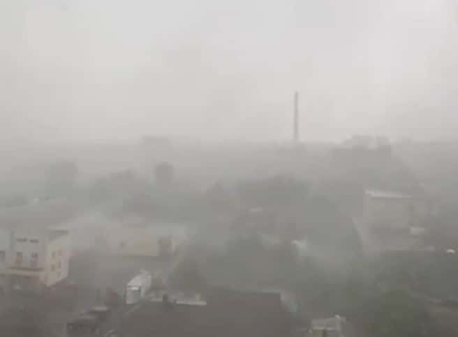 «Дома разрушены, машины разбиты»: На юге России бушует мощный ураган