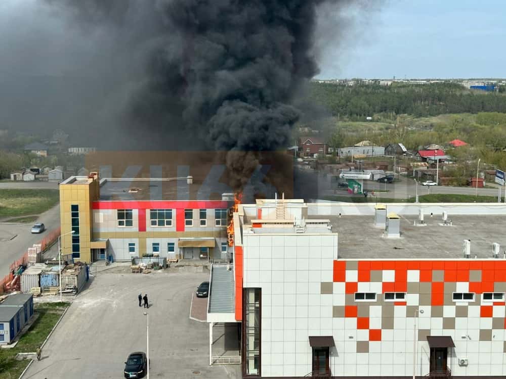 В Каменске-Уральском загорелся строительный магазин "Сом". Видео