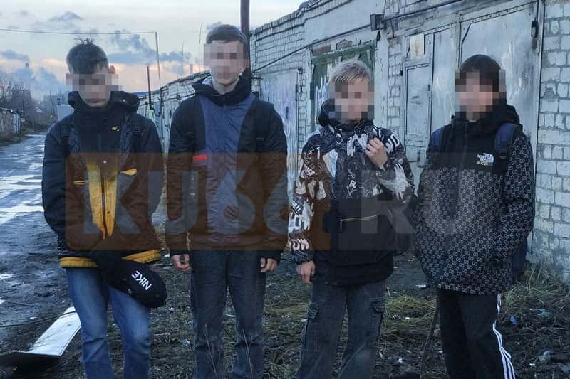 В Каменске-Уральском четыре подростка с ломом и кувалдой ломали стену гаража в поисках металла