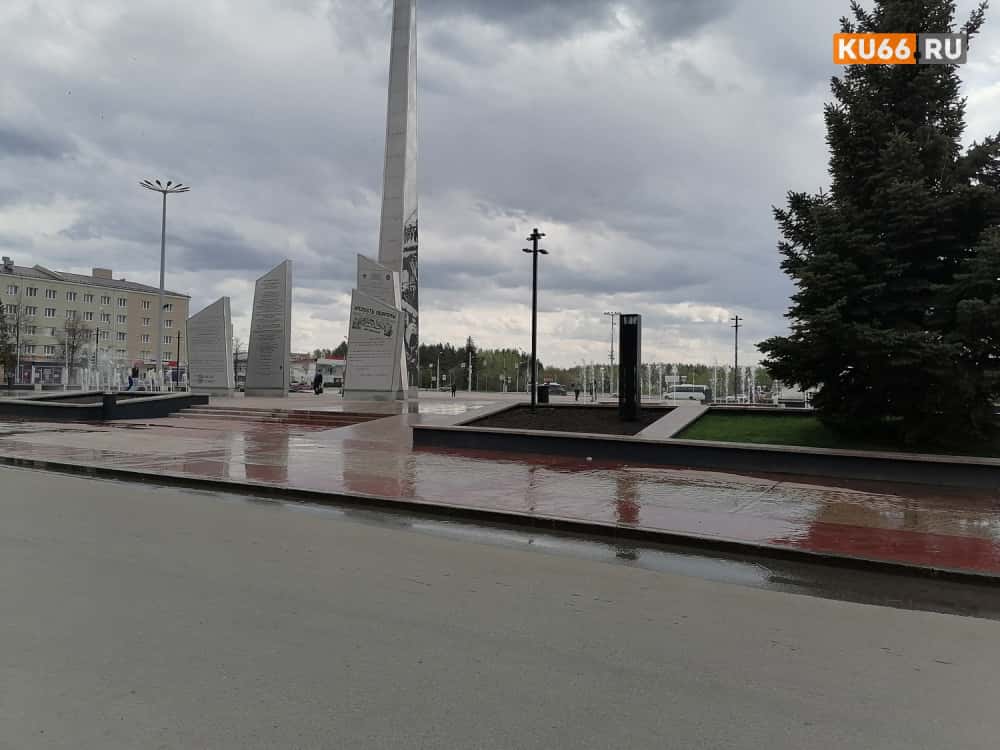 Из-за штормового ветра на центральной площади Каменска-Уральского произошел потоп. Видео