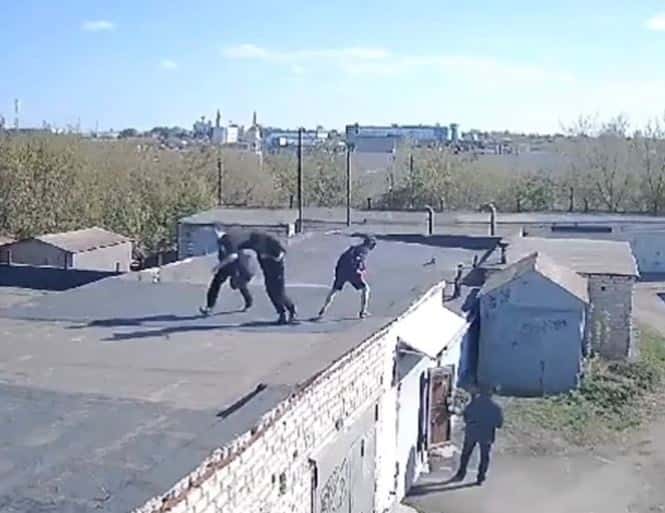 В Каменске-Уральском толпа подростков оплевала владельца гаража 