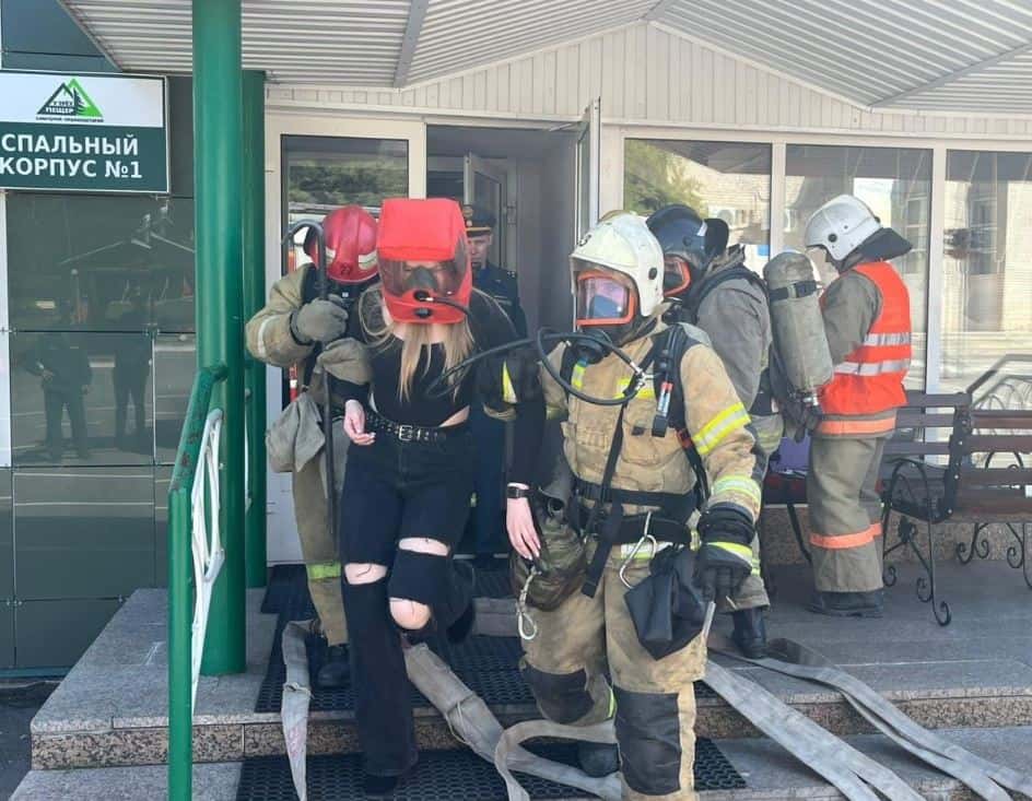 У детского лагеря в Каменске-Уральском заметили сотрудников МЧС