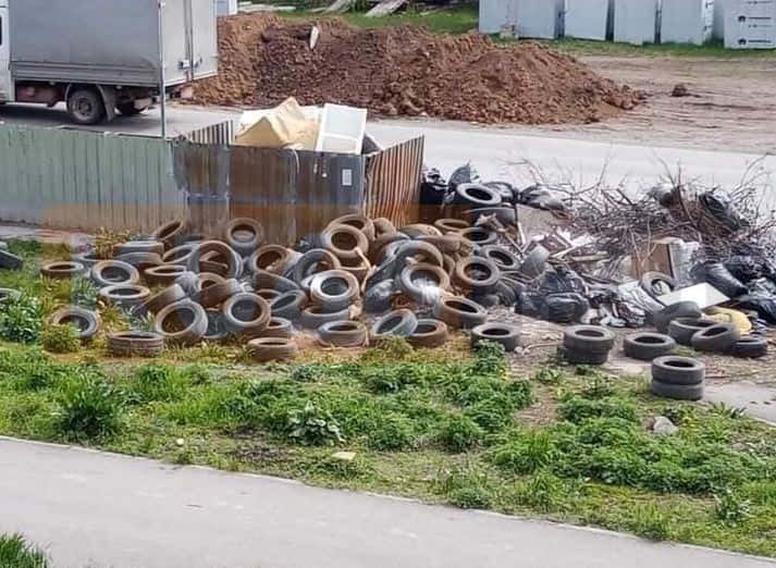 В Каменске-Уральском посреди дороги устроили свалку