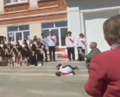 На последнем звонке в Каменске-Уральском выпускник упал в обморок