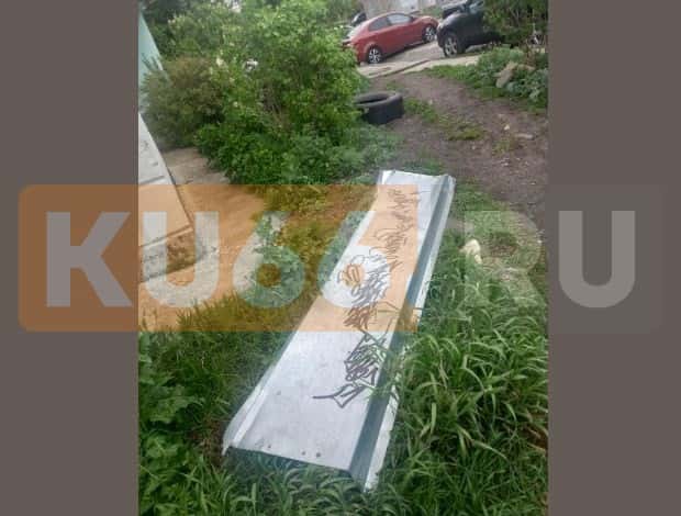 В Каменске-Уральском сорванный ветром парапет едва не убил детей