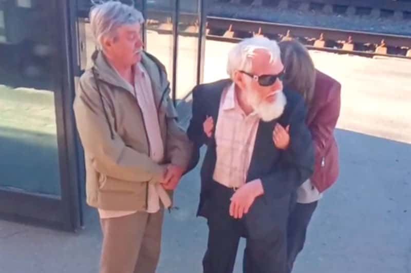 "Старых русских не пускают в поезд". На станции в Екатеринбурге проводник не разрешила посадку пьяным пассажирам. Видео