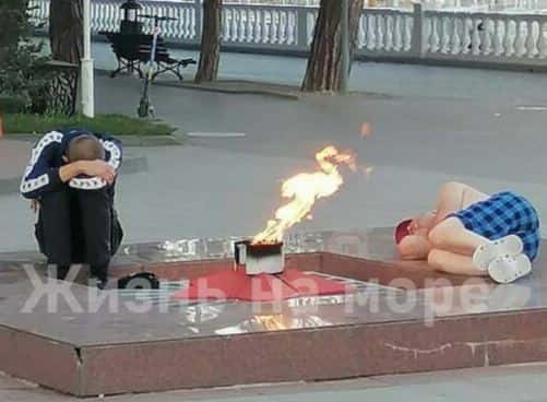 Стало известно, как наказали людей, уснувших у Вечного огня в Геленджике