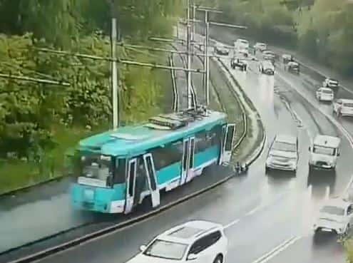 В Кемерово пассажиры вылетели из набитого людьми разогнавшегося трамвая. Видео