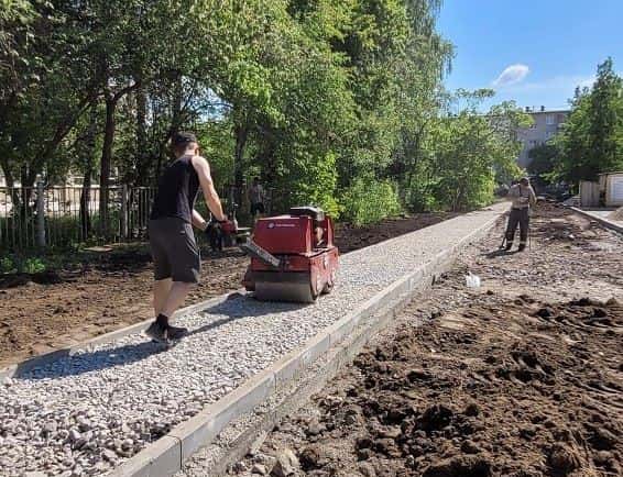 В Каменске-Уральском идет благоустройство дворовых территорий 