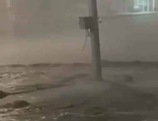 «Улицы ушли под воду, деревья сносит ветром»: На Саратов обрушилась страшная буря