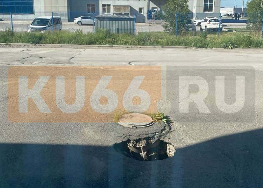 "Спасли в последнюю секунду": Маленькая девочка едва не провалилась в яму на тротуаре в Каменске-Уральском