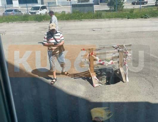 «Ситуация может повториться»: Из-за опасной ямы жители Каменска-Уральского боятся за своих детей 