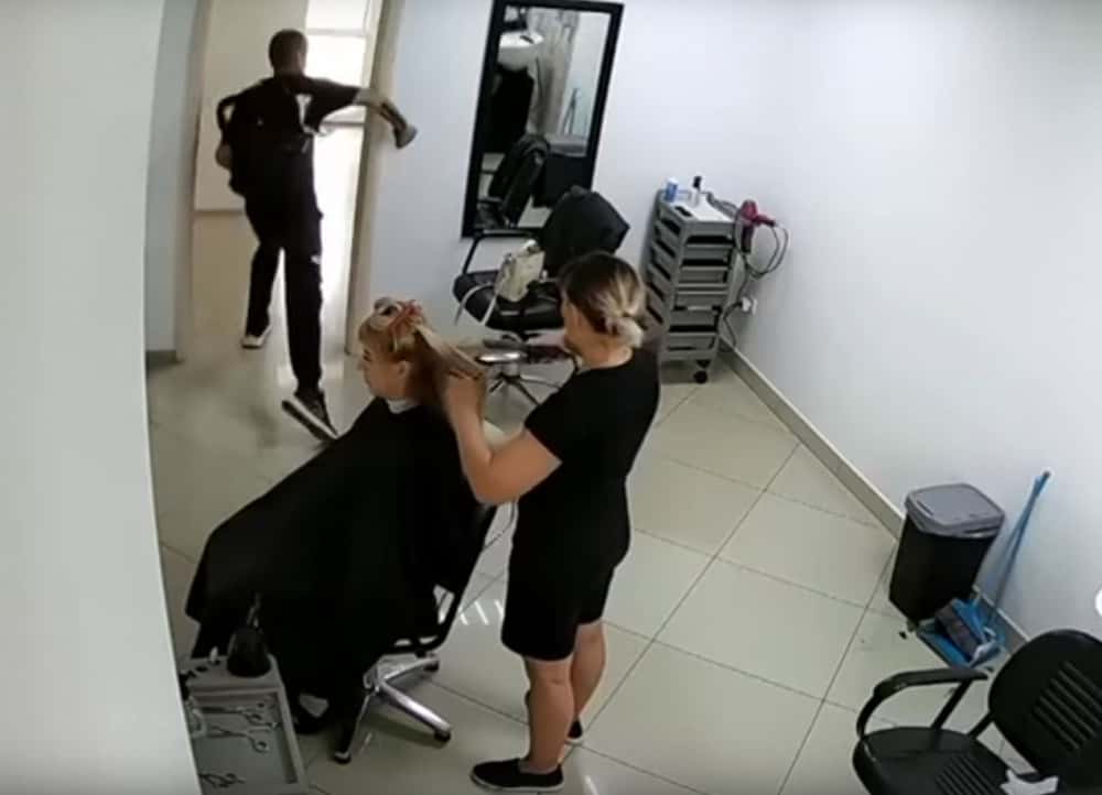 Житель Каменска-Уральского «избил» стену женской парикмахерской