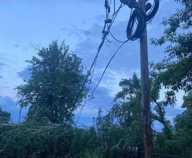 В Каменске-Уральском затопило транспорт и оборвало электрические сети. Видео