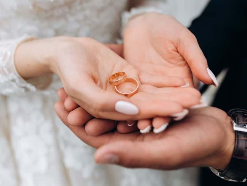 Житель Екатеринбурга  сделал девушке эффектное предложение с помощью гигантского медиаэкрана