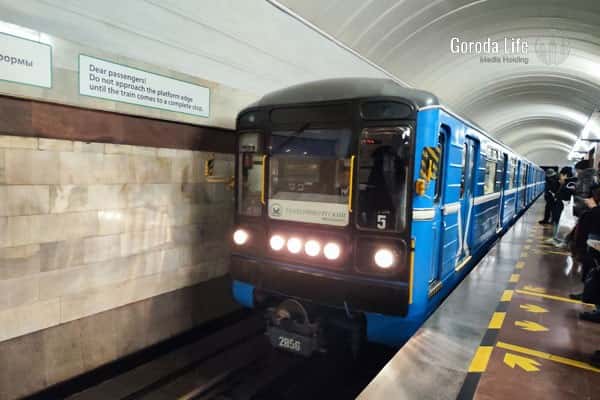 В Екатеринбурге под поезд в метро попал человек