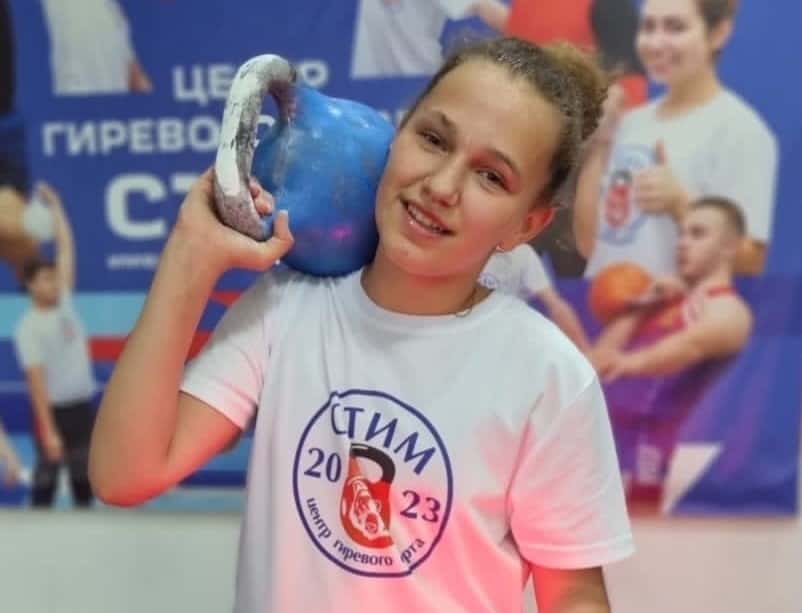 Уральская школьница установила мировой рекорд по рывкам с гирей