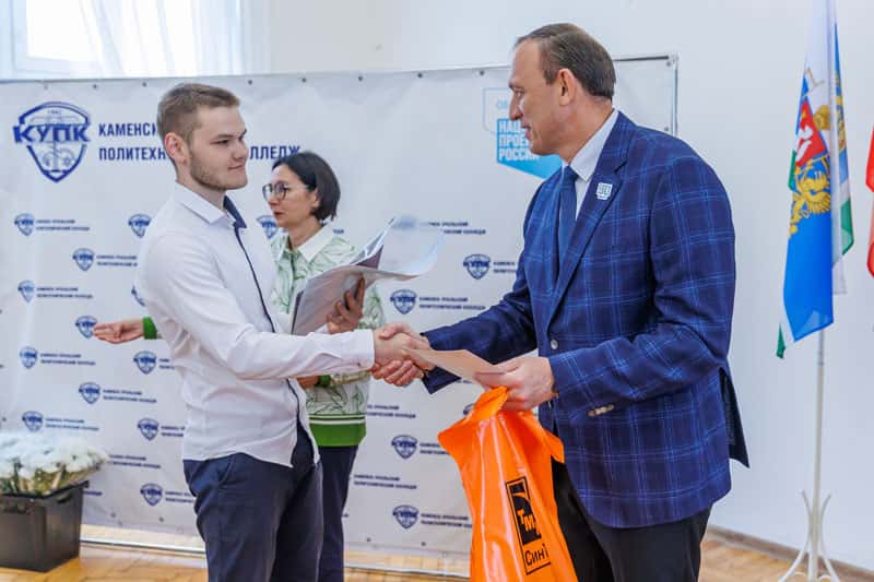 Директор СинТЗ поздравил выпускников Каменск-Уральского политехнического колледжа — 47 человек получили красные дипломы