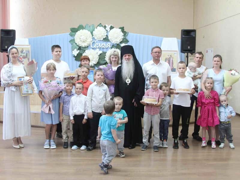 День семьи в Каменске-Уральском: власти поздравили 14 многодетных семей