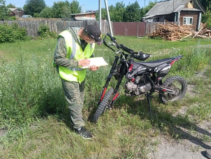 Пьяная девушка-подросток на Урале устроила ДТП — она врезалась в знак на мотоцикле