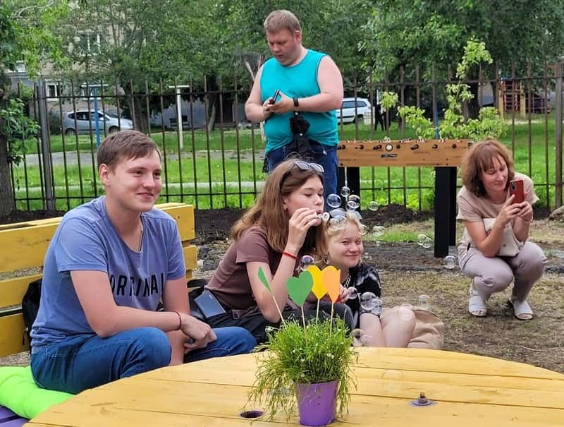 Отдых и развлечения: в Каменске-Уральском появился новый дворик с гамаками и настолками