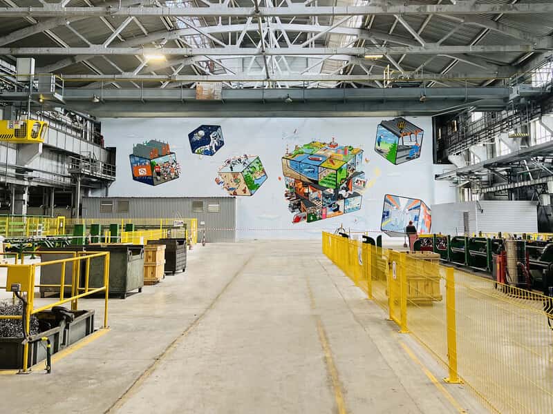 На СинТЗ создали мурал в честь 90-летия предприятия