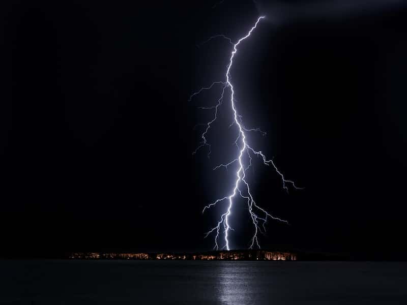 Молния ударила в людей у храма ВС РФ — двое человек в тяжелом состоянии