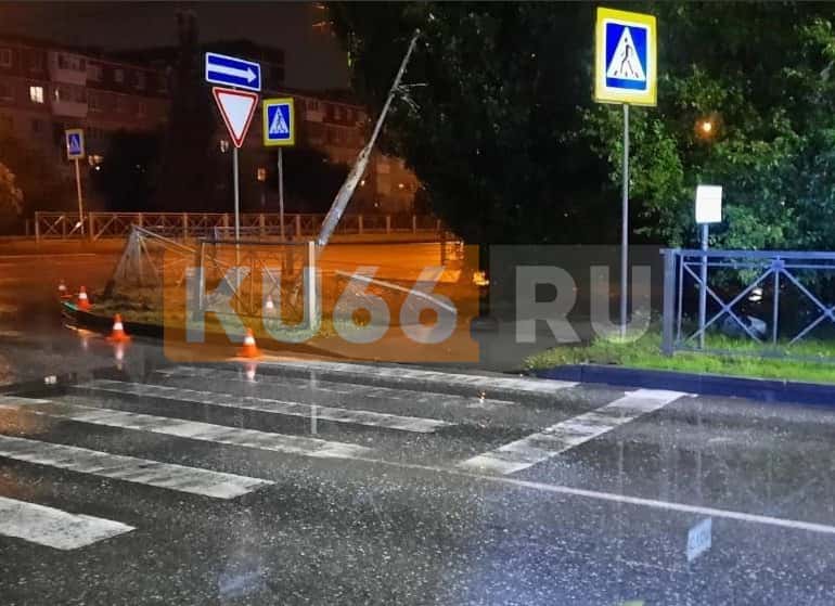 Снесла светофор: в Каменске-Уральском женщина-водитель попала в ДТП. Видео