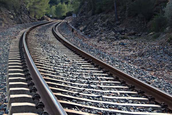 «Уже больше часа стоим»: каменская электричка застряла на путях