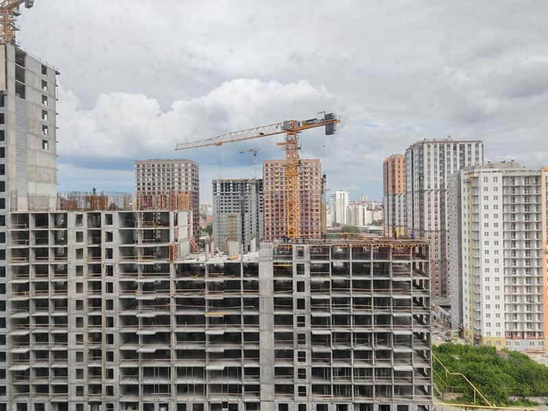 Рабочих придавило строительными материалами в Екатеринбурге, но они выжили