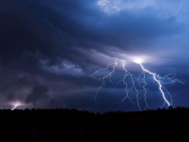 Свердловчанка пережила прямой удар молнии