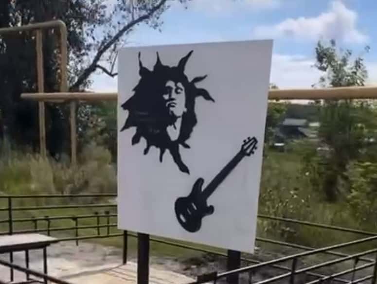 Цой в Покровке: под Каменском-Уральским появился памятник великому музыканту