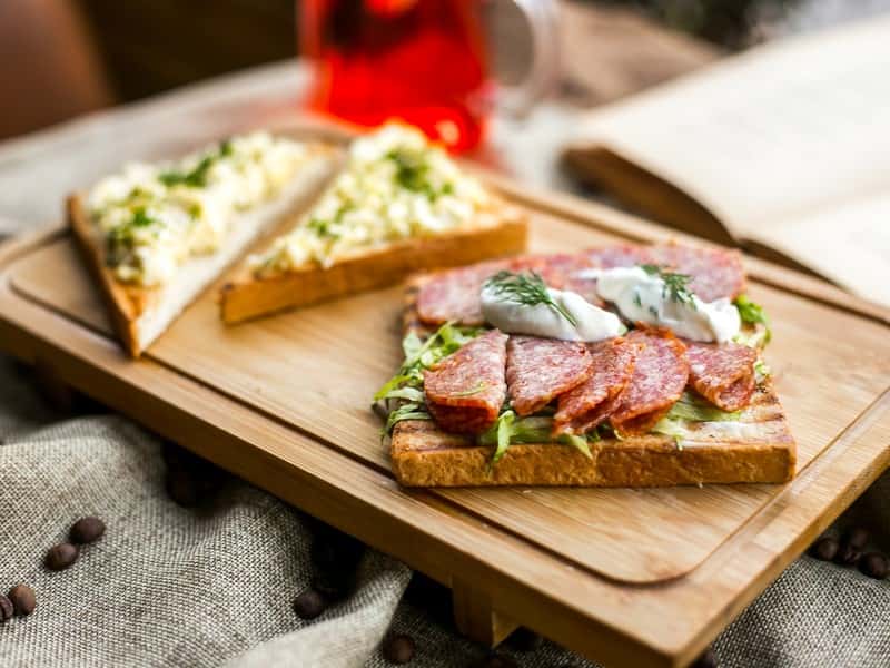 Бутерброды с колбасой и яичница с беконом: врачи назвали самый вредный завтрак