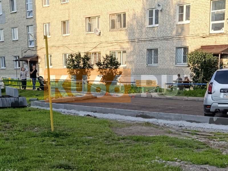 Цепь на парковке: в Каменске-Уральском жильцы перекрыли территорию от чужаков