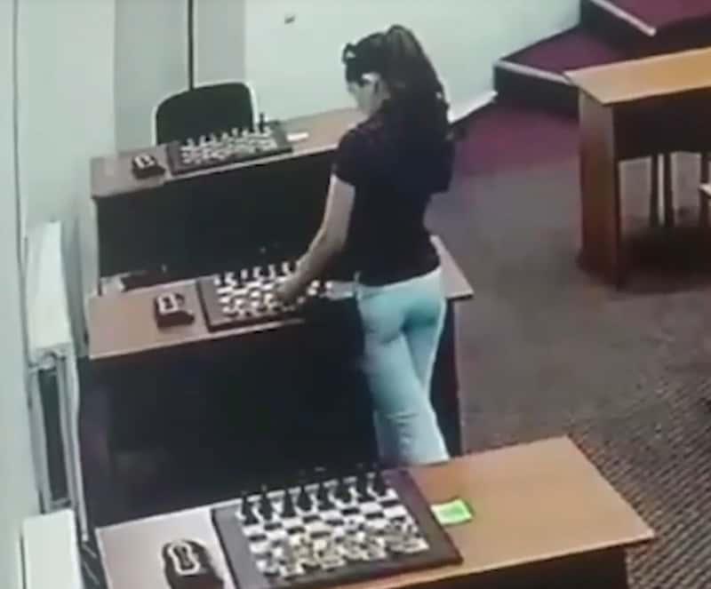 Шах и яд: дагестанская шахматистка перед игрой обработала стол соперницы ртутью. Видео