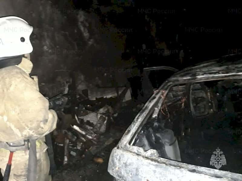 Крупный пожар в Каменске-Уральском — сгорели восемь автомобилей и строительный мусор