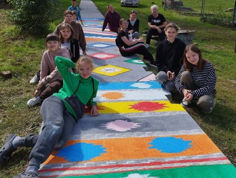 «Тротуарный гобелен»: в селе Маминское Каменского района разукрасили дороги