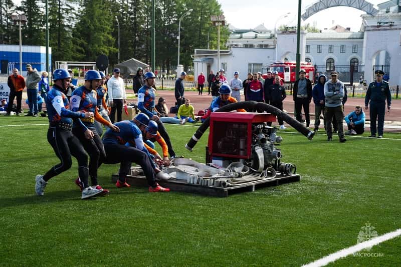 Огнеборцы Каменска-Уральского победили в региональных соревнованиях по боевому развертыванию