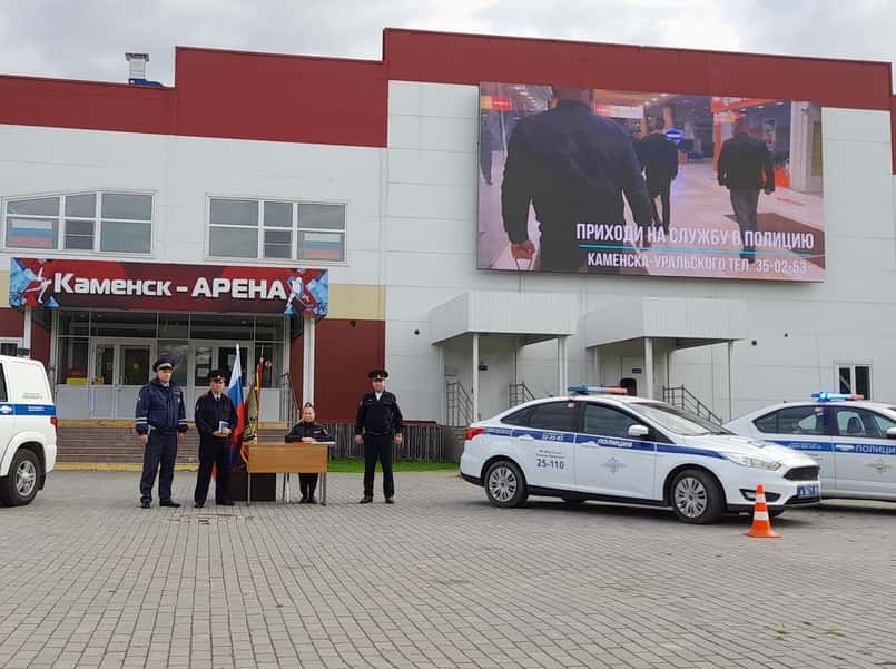 Съехалась полиция: к ледовой арене Каменска-Уральска прибыли правоохранители, чтобы пригласить горожан к себе