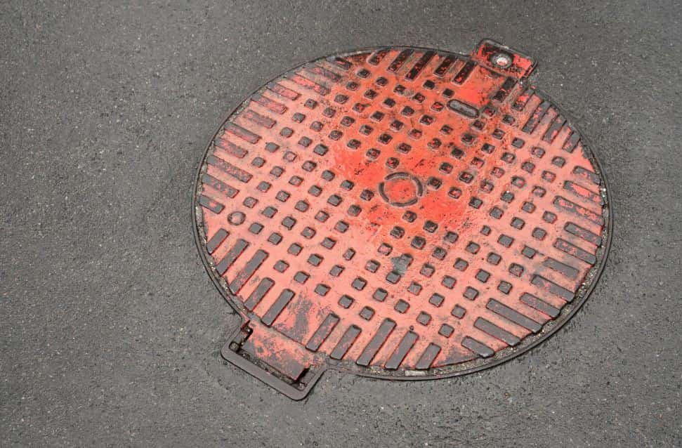 Дорожники заплатят полмиллиона за поврежденный автомобиль каменца — тот наехал на люк