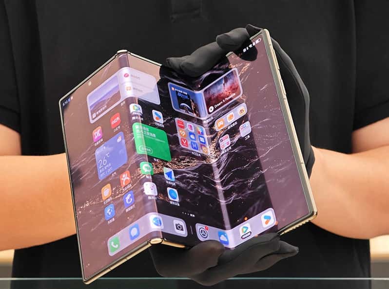 Ответочка Apple: появился первый в мире складывающийся втрое смартфон