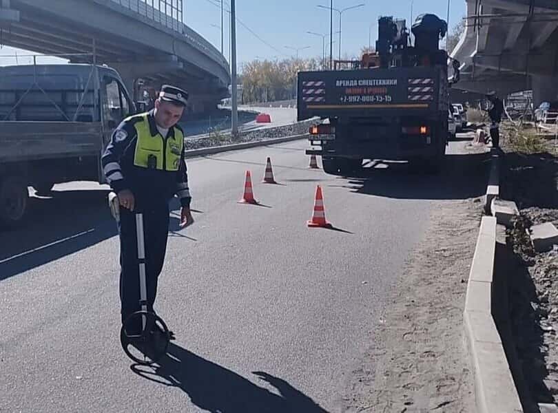 Грузовик переехал 16-летнего подростка в Екатеринбурге — сейчас он в реанимации. Видео