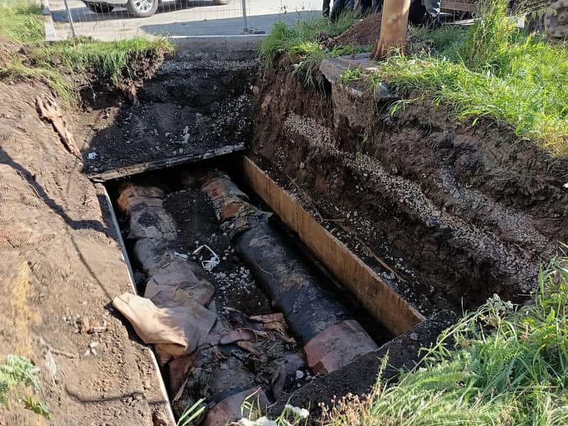 Трубы потекли на улице Каменской — въезд на участке перекрыт. Но власти нашли выход