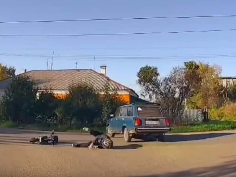 Электросамокатчик в Каменске-Уральском чуть не угодил под автомобиль. Видео