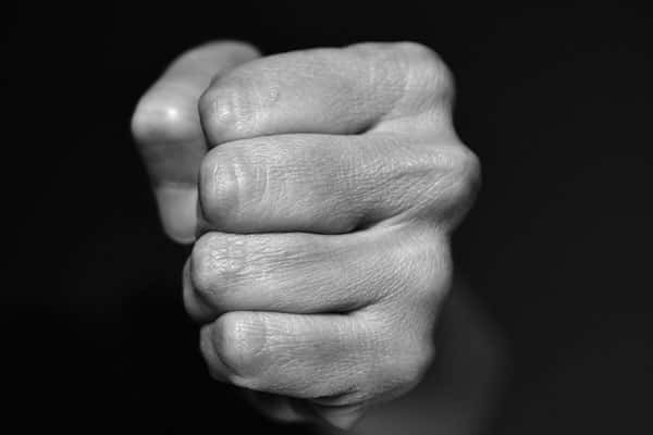 "Ребенок отлетел": в Екатеринбурге пьяный неадекват ударил девочку кулаком в голову