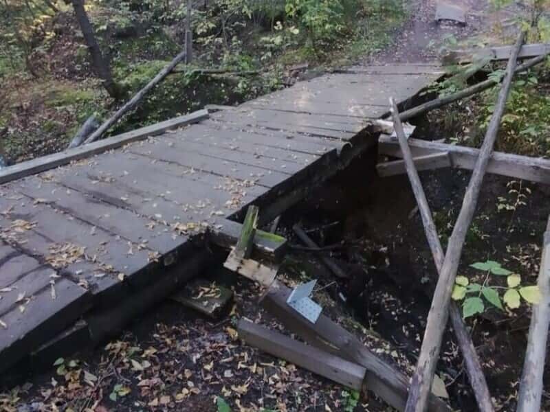 Вандалы в Каменске-Уральском разрушили мост в Разгуляевском парке