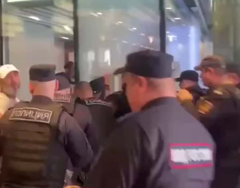 Два охранника погибли при стрельбе в офисе Wildberries напротив Кремля 