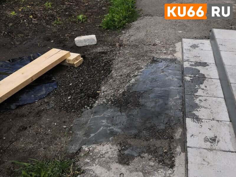 Жители Каменска-Уральского пожаловались на потоп из крыльца подъезда