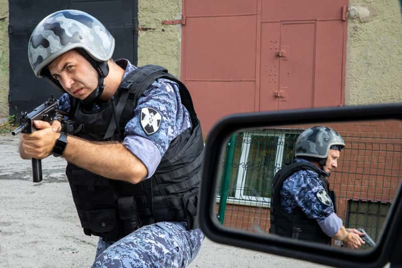 "Целятся в кого-то": вооруженные силовики перекрыли дорогу в Екатеринбурге