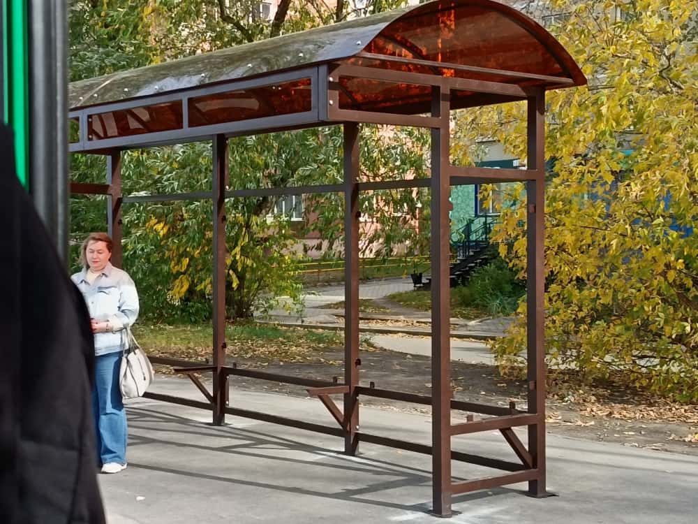 В Каменске-Уральском начали монтировать остановку, на которую жаловались местные жители